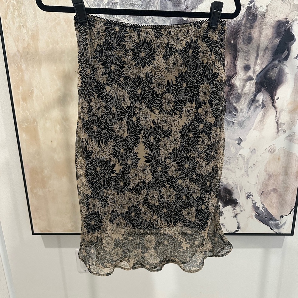Vintage Floral Black and Tan Women's Skirt size large (runs very small)